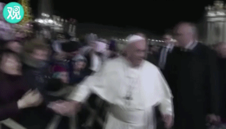 教皇道歉：朝圣女子猛拽教皇后被拍打