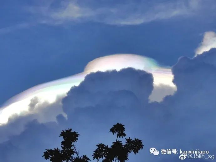 喔,有网友 拍到,樟宜海滩天空七彩祥云,感觉赶上了天上神仙开蟠桃会