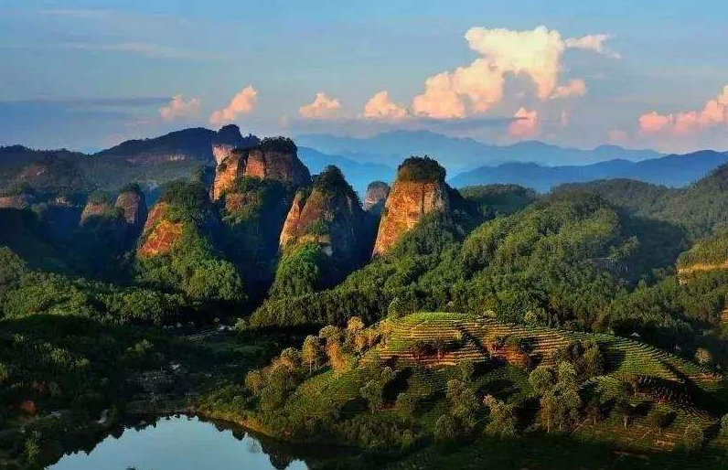 大金湖旅游区,位于福建省三明市泰宁县境内,景区以丹霞地貌景观为