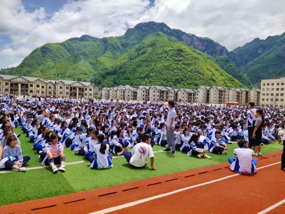 赫章一中学生撤 离到操场上