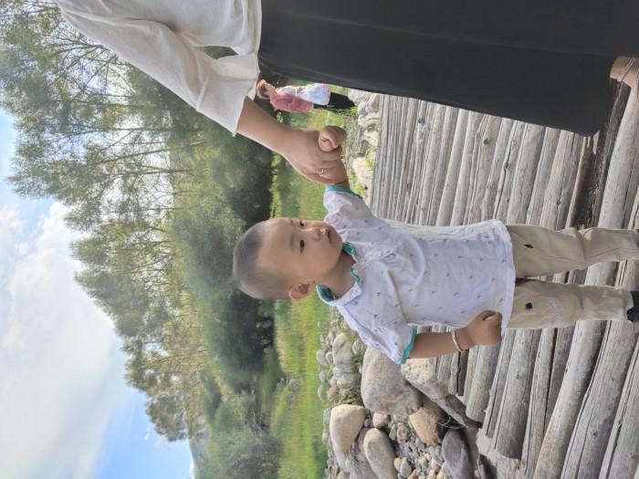 侄儿媳妇正带着小侄孙去河边捡鹅卵石(大姐在后面抢镜了,哈哈!