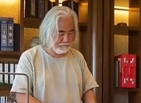 69岁张纪中豪宅曝光,满墙古董庄园广阔,女助理儿子身份引猜疑__凤凰网