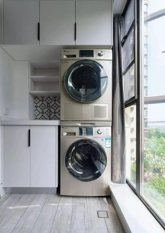 定制阳台柜,洗衣机烘干机叠放,实用又整洁美观.
