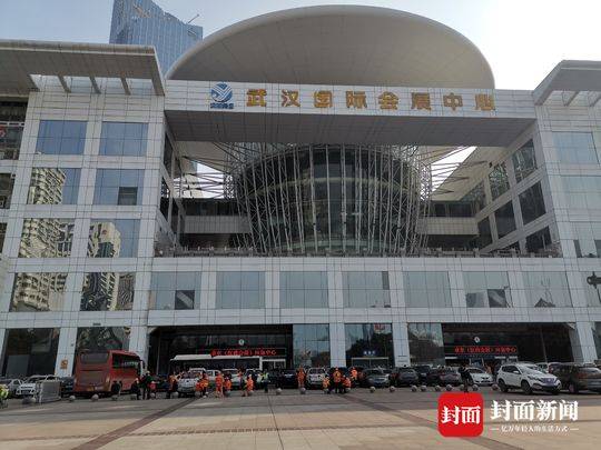 2月3日晚,武汉市宣布将建设3处"方舱医院",分别位于洪山体育馆,武汉