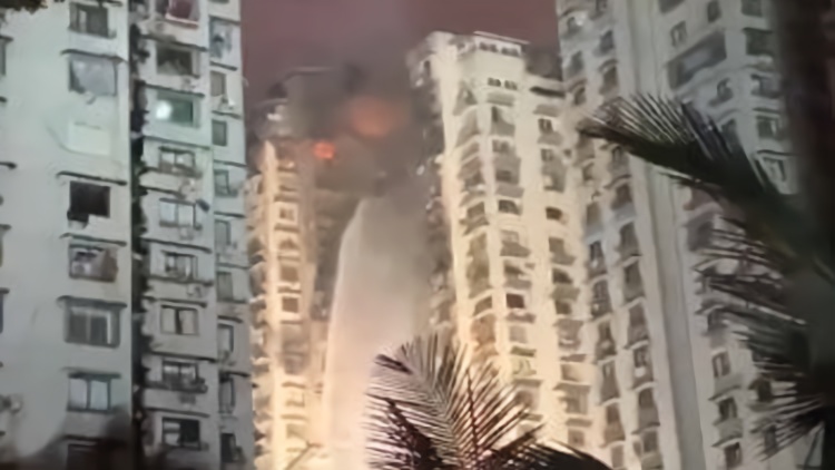 重庆加州花园突发火灾 197名消防员赶赴现场处置