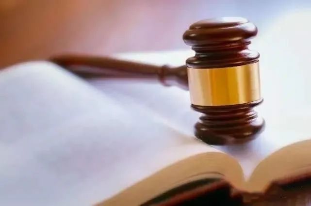 近日 沙坡头区人民法院执行局的干警们 对一处经法院拍卖成交的 位于