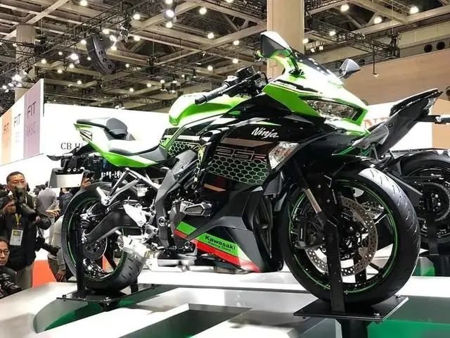 小排量250cc四缸趴赛也疯狂!川崎 zx-25r 摩托车