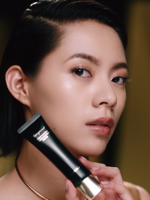 细腻的柔焦妆感,来自独家柔焦因子与光学散射粒子;柔滑的质地,轻轻