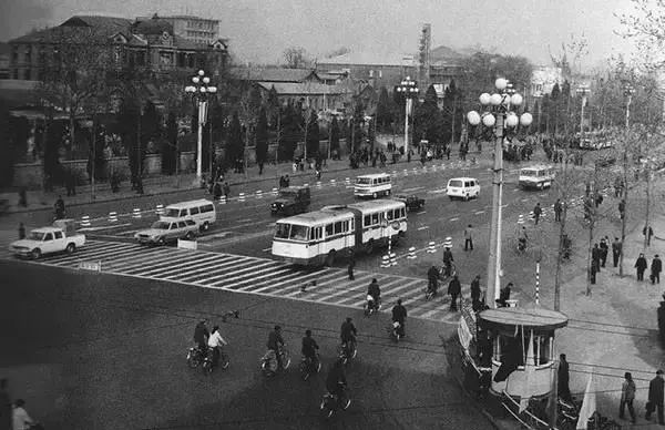 40年老照片见证今昔对比,中国发生了翻天覆地的变化,中国正在稳步走向