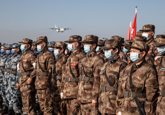 军队增派支援武汉抗击新冠肺炎疫情的又一批医护人员和物资抵达武汉