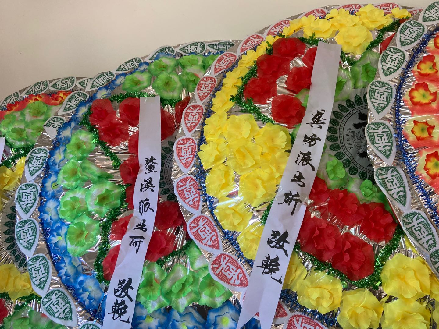 杜海华所在单位“龚坊派出所”送来的花圈。澎湃新闻 图