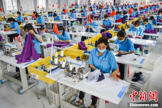 新疆阿克陶县乡间扶贫片区工厂为周边民众提供就业岗位