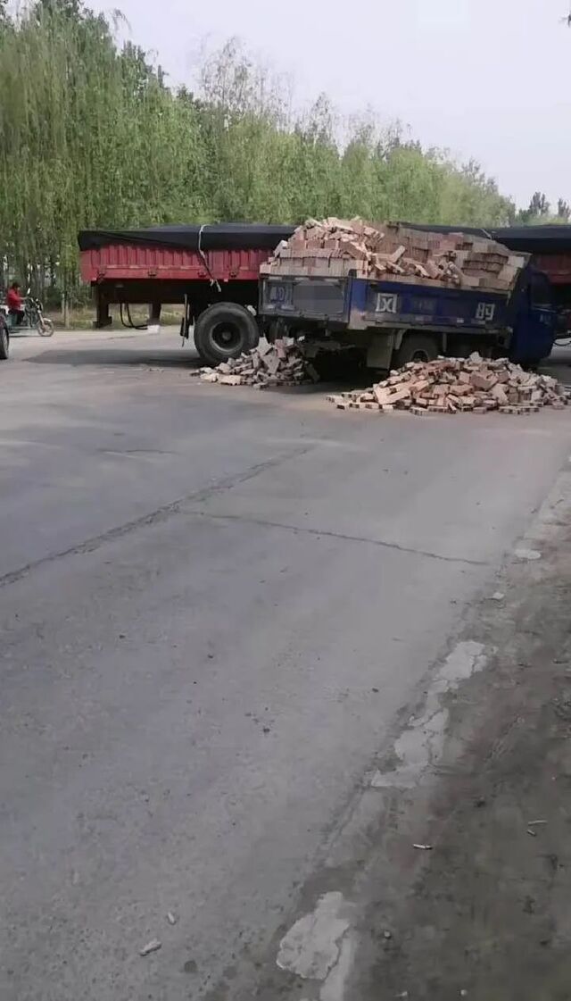 濮阳张果屯发生一场车祸,半挂货车与拉砖车相撞,砖头散落一地,现场