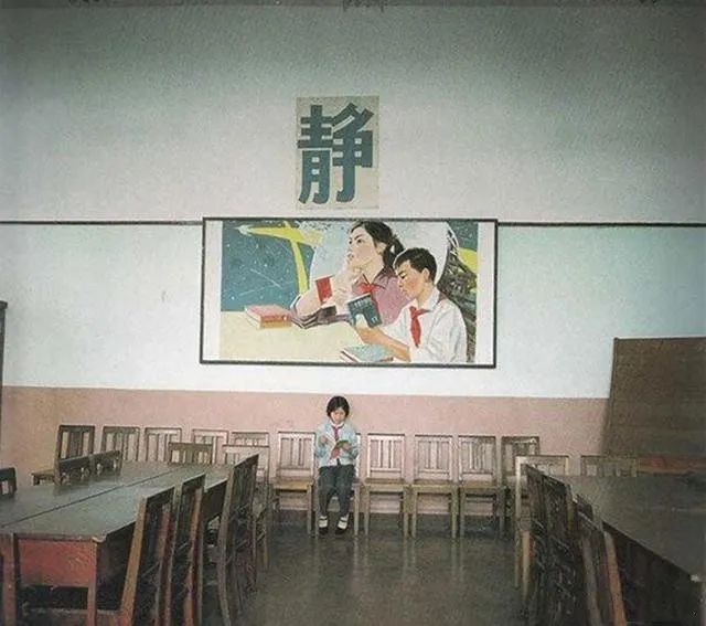 1980年代的小学校园,在少年宫图书室里读书的小女孩,这个小女孩让图书