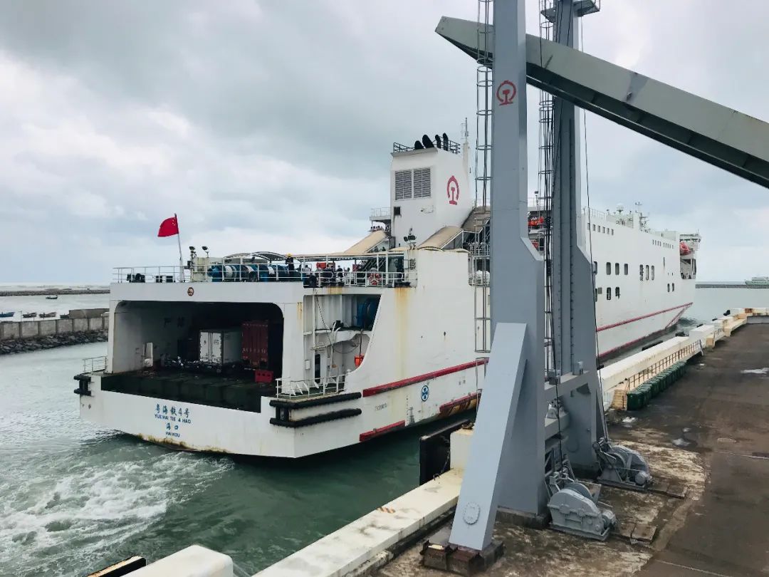 在新海港,复航后的第一艘客滚船尖峰岭号正在整装待发,现场还有几百