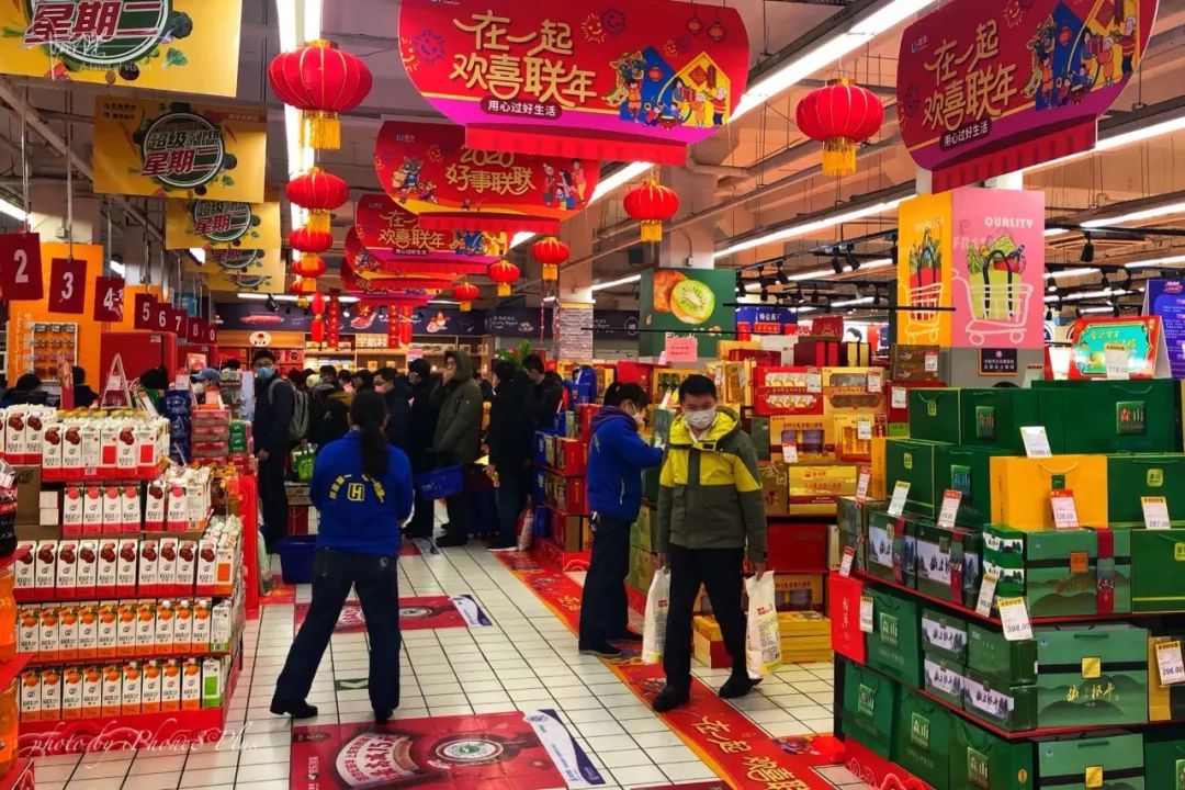 虽然杭州药店的口罩与酒精都已断货,超市却依然热闹