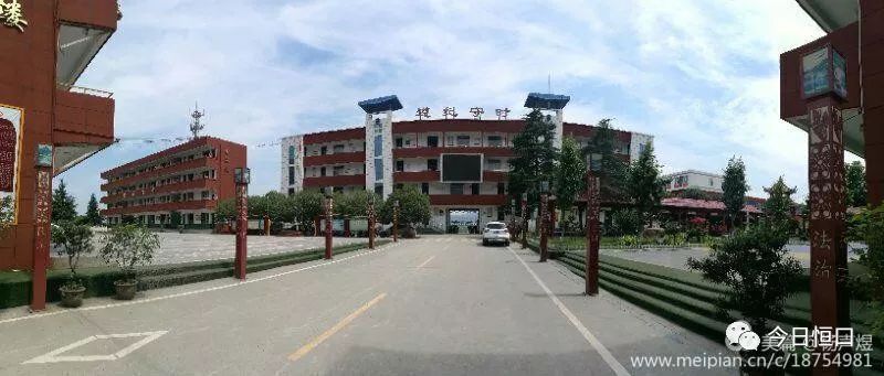 恒口示范区(试验区)河东九年制学校位于恒口镇东大门,316国道北侧50
