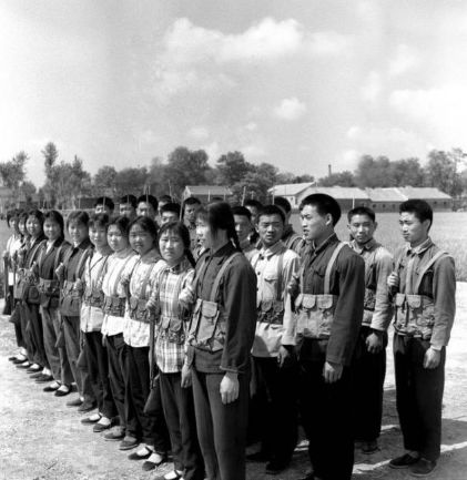 1974年,河南辉县.民兵集合训练