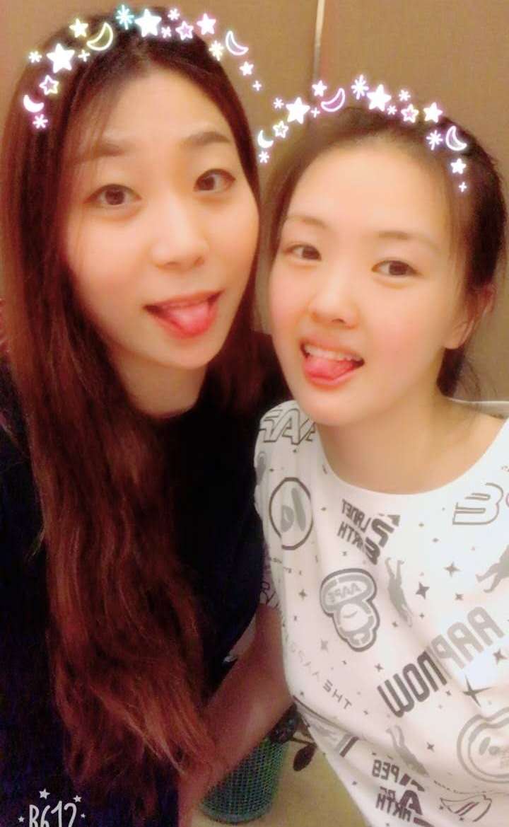 张常宁与好友嘟嘴亲亲,吐舌卖萌,少女感十足,完全不像