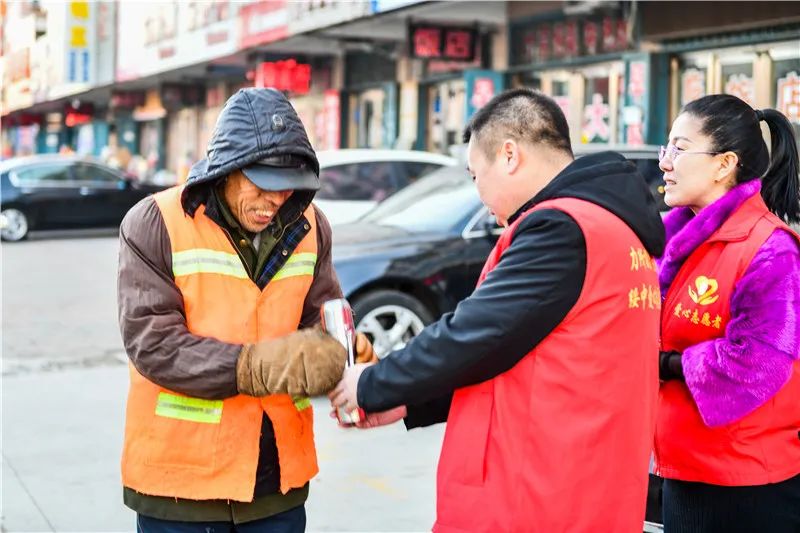 庞红:疫情防控抢先上 志愿服务显担当