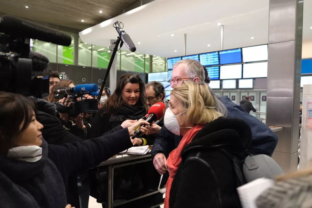 记者直击：巴黎机场迎来最后一批“武汉乘客”