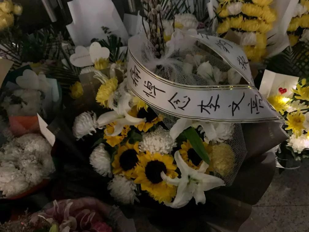 李文亮医生离世的第一夜,市民自发悼念:谢谢你的勇敢