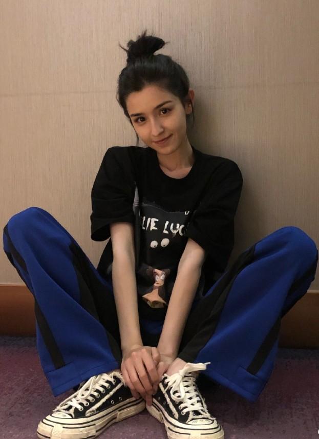 哈妮克孜真放开了!只穿件粉红色睡衣自拍,秀出少女"漫画腿"