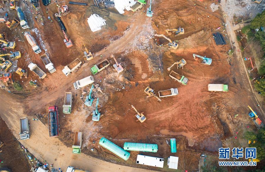 1月28日拍摄的武汉火神山医院建设工地(无人机照片).