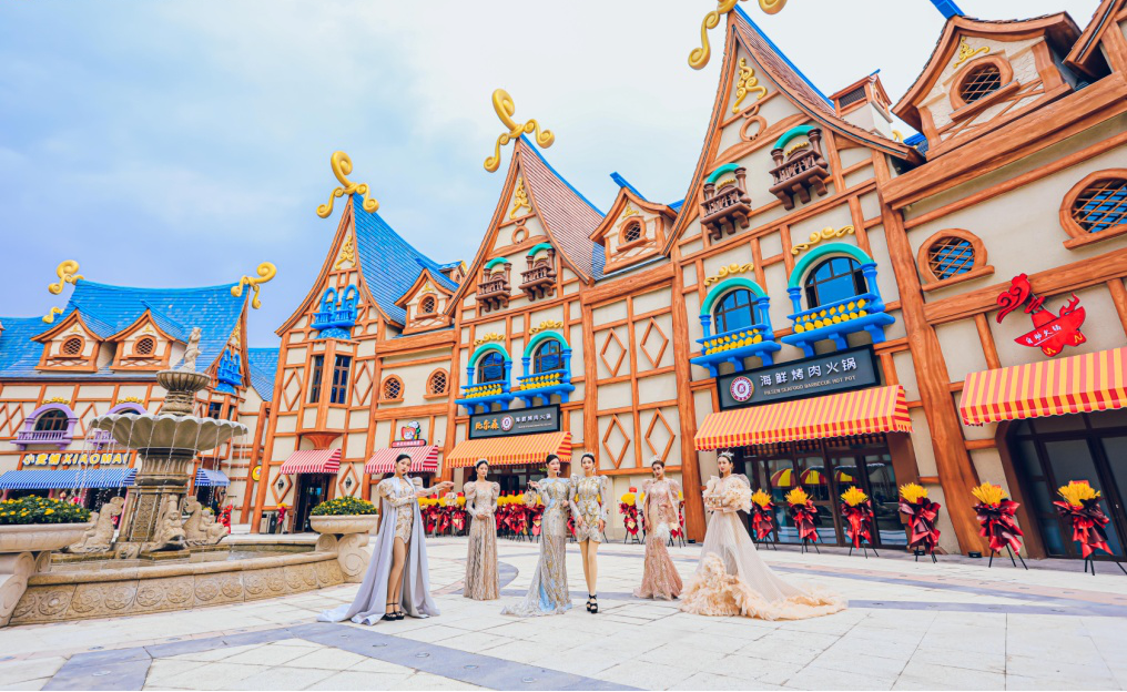 沈阳恒大文化旅游城童话大街实景图恰逢十一黄金周,活动当天,沈阳恒大