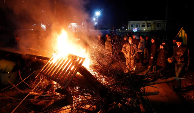 乌克兰从武汉接回72人送去隔离当地数百人暴力抗议