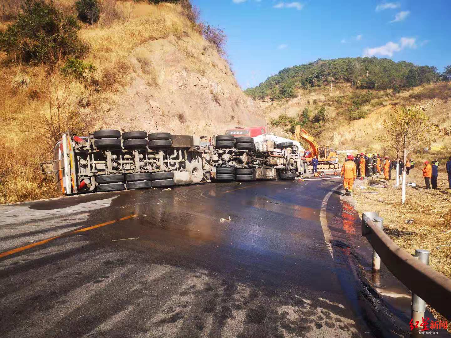 国道g353会理段柴油车与危险品运输车相撞,道路交通管制