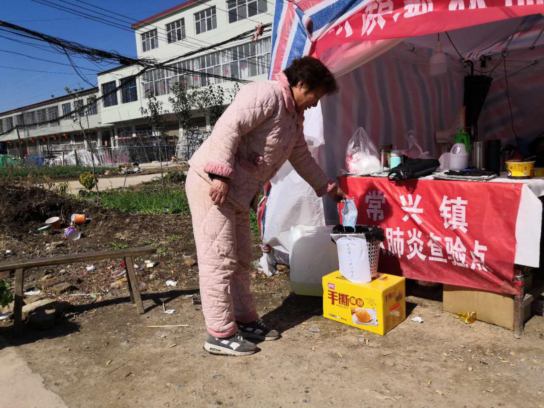 杜绝二次污染,汝南县常兴镇设置防疫废弃口罩回收点__凤凰网