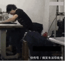 搞笑gif趣图:妹子练了几年的舞蹈终于派上用场了