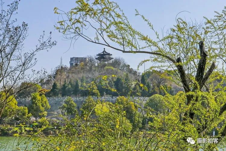 小桃园与狮子山,绣球公园,阅江楼等景区联成一体,共同书写着明城墙