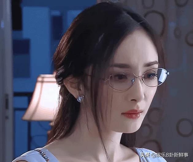 戴眼镜最好看的女星:迪丽热巴第2名,赵丽颖第3名,而她却是第1