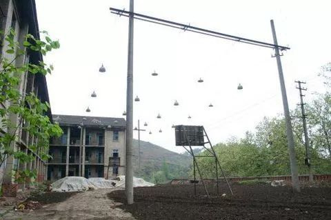 夜间探险主播：爬过鬼楼摸过干尸但我不相信有鬼