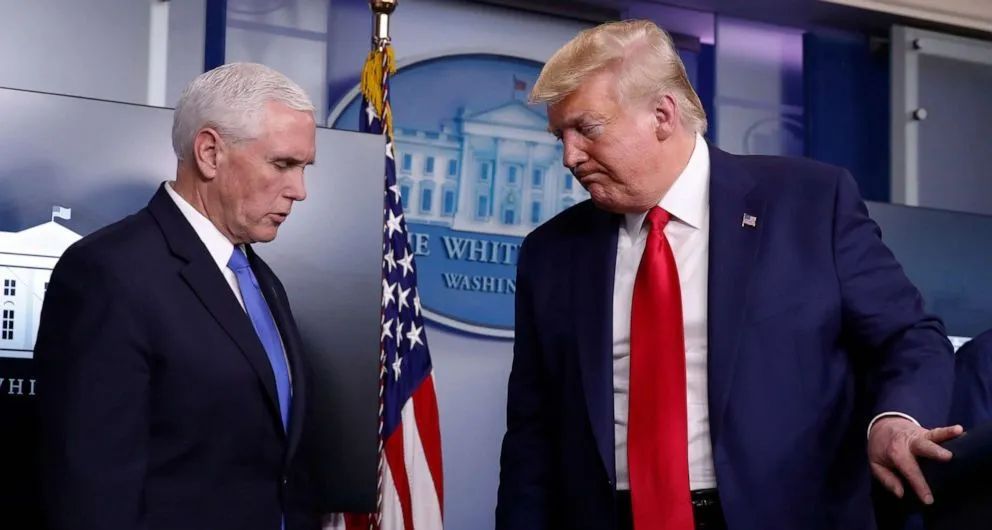 80岁佩洛西这一跪，能给美国跪出一片新天地吗？