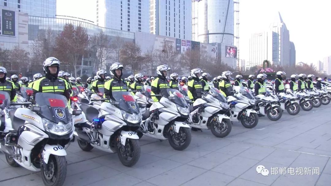 广场上,民警辅警方队,警车方队,摩托车方队,运兵车方队整齐排列,队员