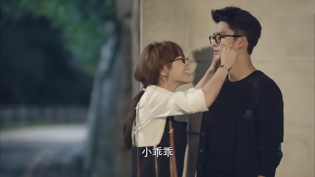 美女对着男友撒娇,殊不知是男友的双胞胎哥哥,下秒尴尬了