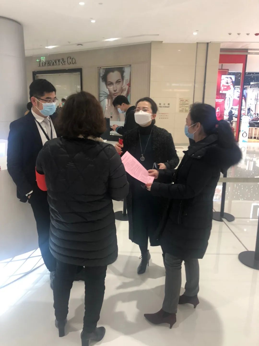 芙蓉区驻企联络员戴静在国金中心(图片由通讯员陈星宇提供)