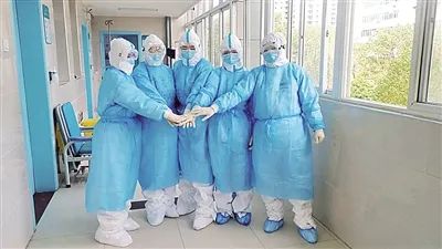 有人数着菜叶做饭 有人私分捐赠物资 菜烂仓库