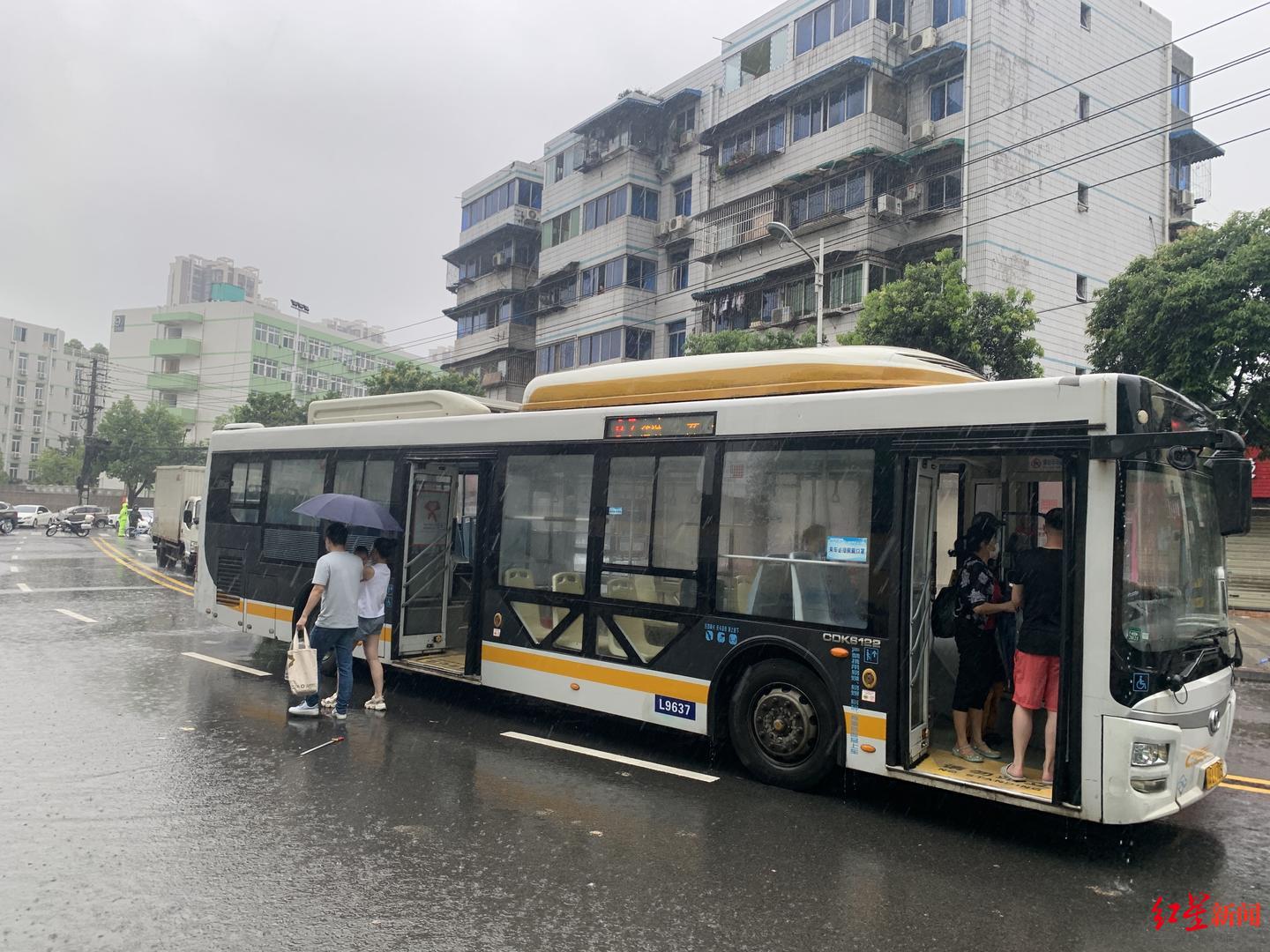 直击现场雨中成都大学后门站工作人员劝导公交车折返