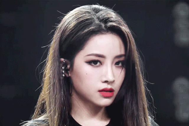 谢可寅 也是偏分直发,相对短一些会跟加利落.