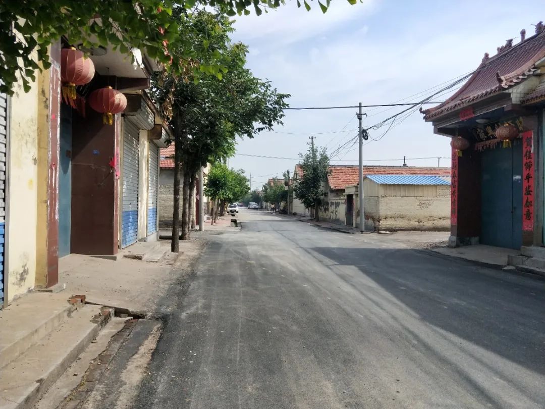 古城范家庄西村 近日,记者来到古城街道范家庄西村,道路两旁,房前屋