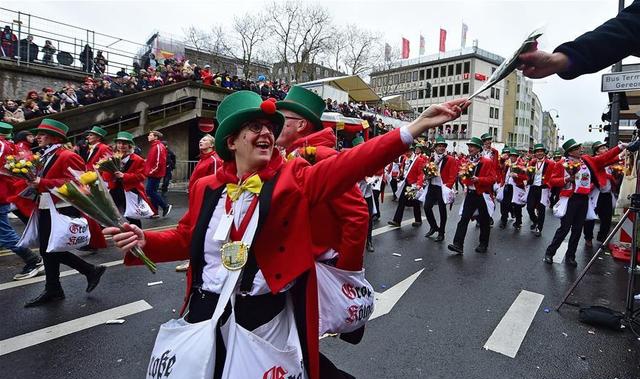 德国科隆狂欢节举办"玫瑰星期一"大游行