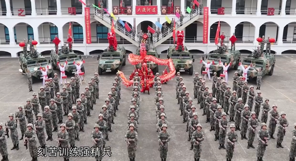 驻港部队发硬核拜年视频“老鼠”造型萌翻网友