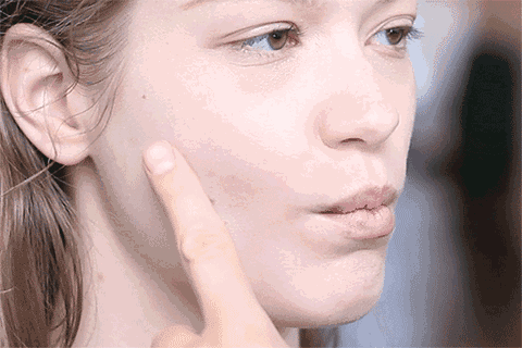 2.由于毛孔粗大,黑头多,经常性的祛黑头.