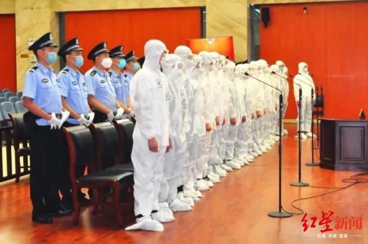 乐山审理一起18人恶势力犯罪集团案被告全部核酸检测穿防护服