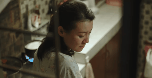 面对孩子时,周春红有着身为单身母亲的倔强,儿子是她的骄傲,是他的