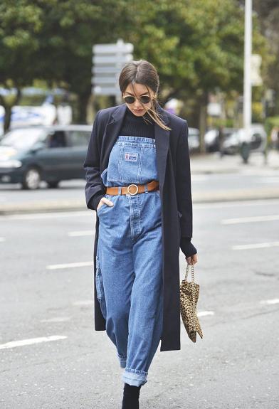 look1:背带裤 黑色打底 黑色风衣外套